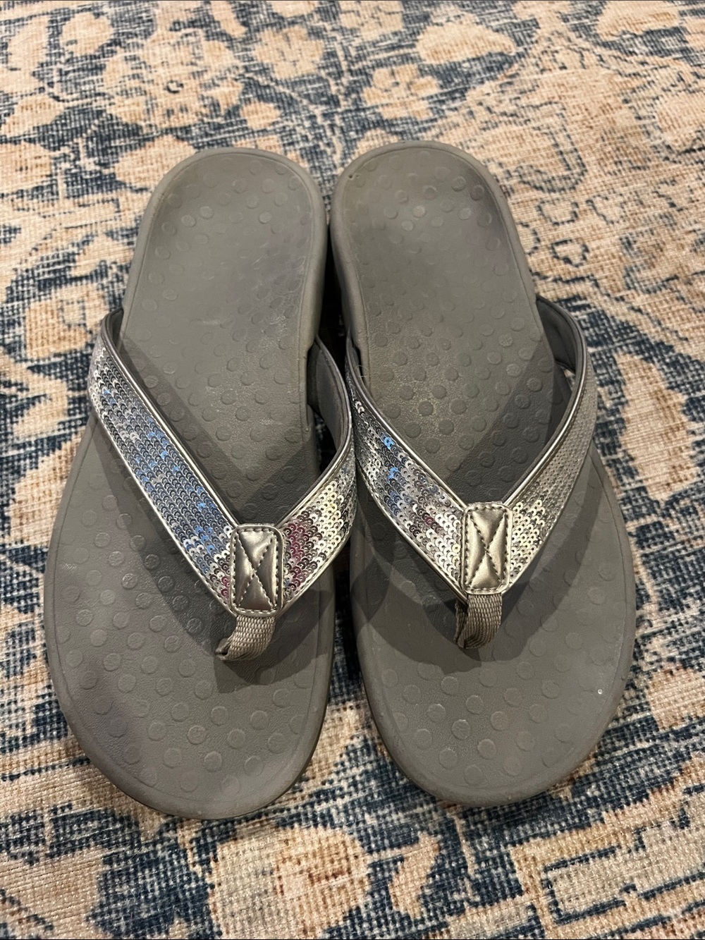 Vionic Women’s Gray Desop Sequin Strap Flip Flop Sandals size 10
